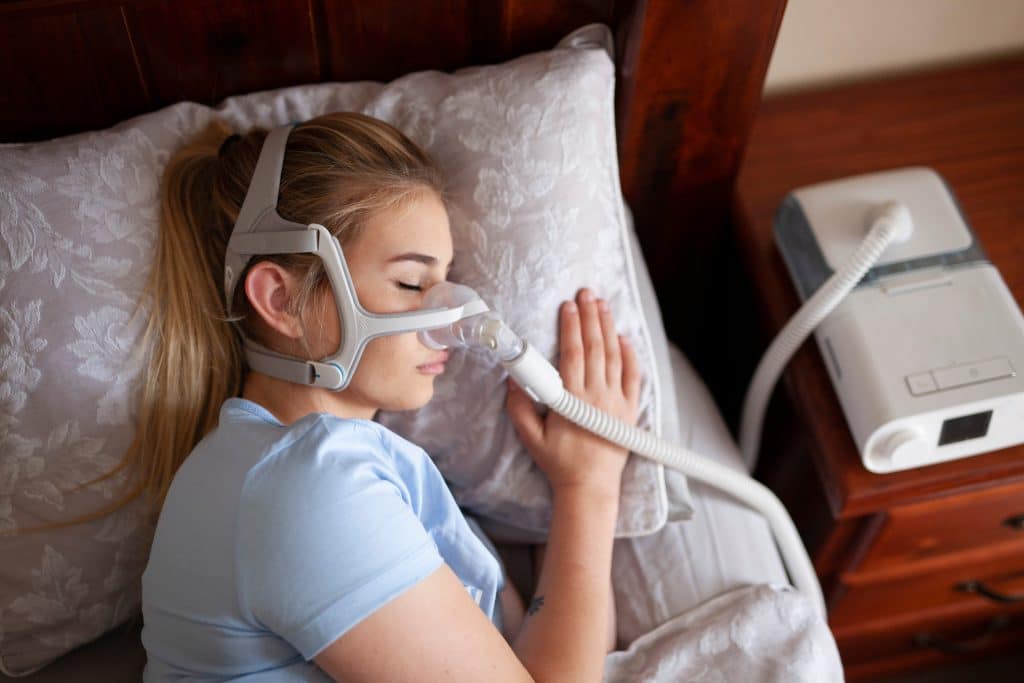 Junge Frau mit Atemproblemen versucht Schlafstörungen zu behandeln