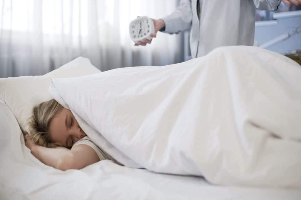 Junge Frau wird wegen Schlafstörungen von Vater geweckt