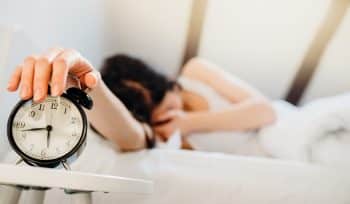 Narkolepsie erschwert den Schlaf einer jungen Frau