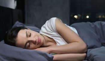 Junge Frau genießt einen guten Schlaf wegen der 5-K-Regel